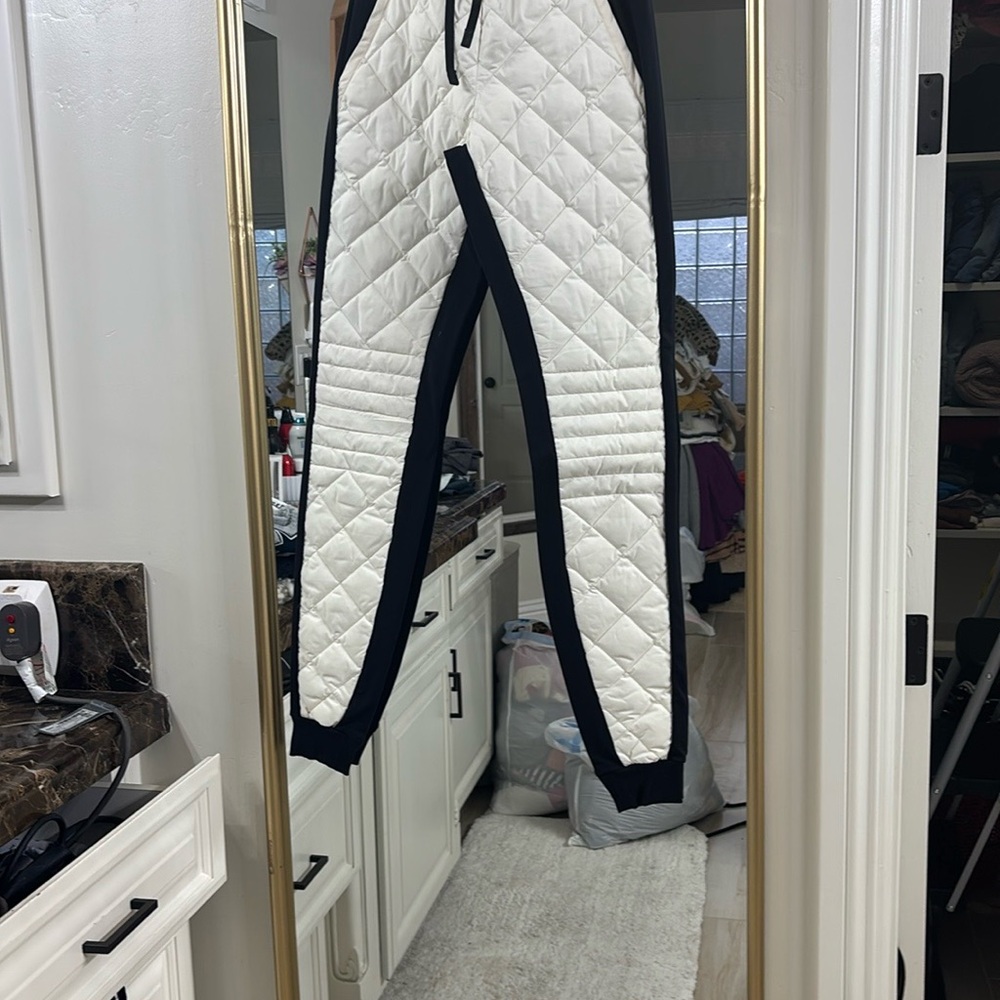 NWOT ALO Yoga Woman’s Black & Cream Jogger Pants